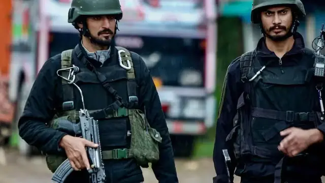 बारामूला से पिस्तौल तो पुलवामा से हैंड ग्रेनेड और देश विरोधी पोस्टर बरामद