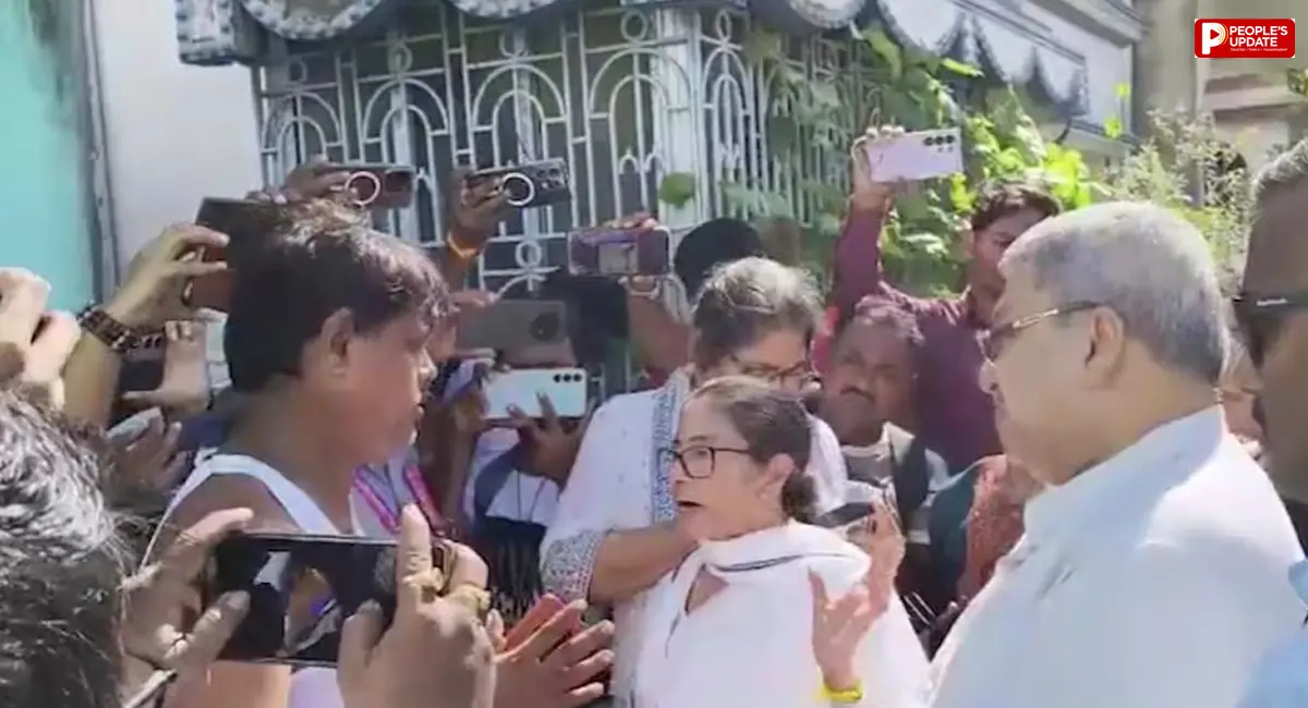 ममता बनर्जी के काफिले पर पथराव का दावा, बोलीं- 'खिड़की खुली होती तो माथा फट जाता'