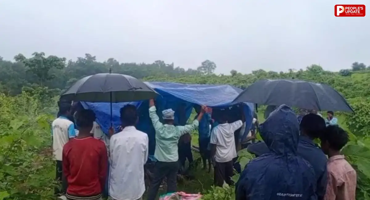 बारिश में चिता बुझने लगी तो तिरपाल लेकर खड़े हो गए लोग, महाराष्ट्र के इस आदिवासी गांव में नहीं है श्मशान