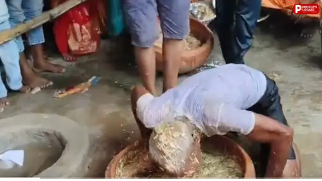 जमीन पर बैठे और खाने लगे घास-भूसा, 70 साल के बुजुर्ग का VIDEO हुआ वायरल