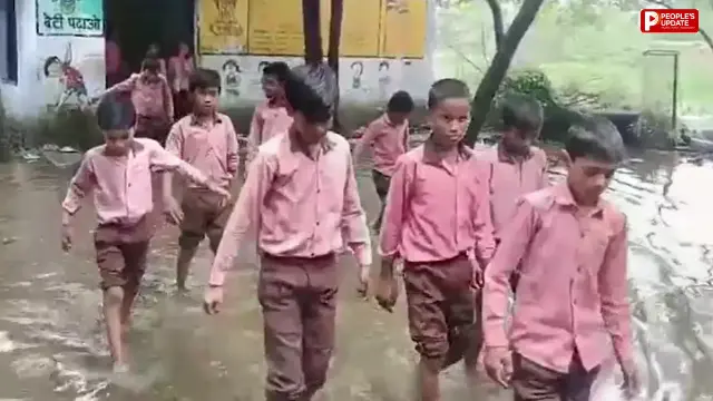 क्लासरूम में पानी, करंट का खतरा… महोबा के इस स्कूल में जान जोखिम में डालकर पढ़ रहे मासूम बच्चे