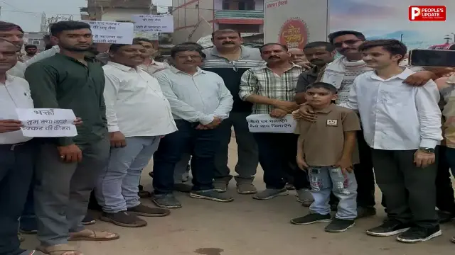 महंगाई के विरोध में सोहागपुर में कांग्रेस का ‘चीनी मार्च’, दुकानदारों और ग्राहकों को बांटी एक-एक चुटकी चीनी
