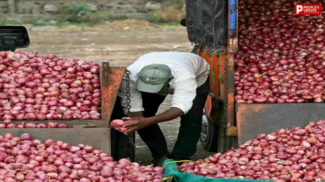रसोई में महंगाई का तड़का! पहले चीनी हुई महंगी, अब प्याज ने निकाले आंसू