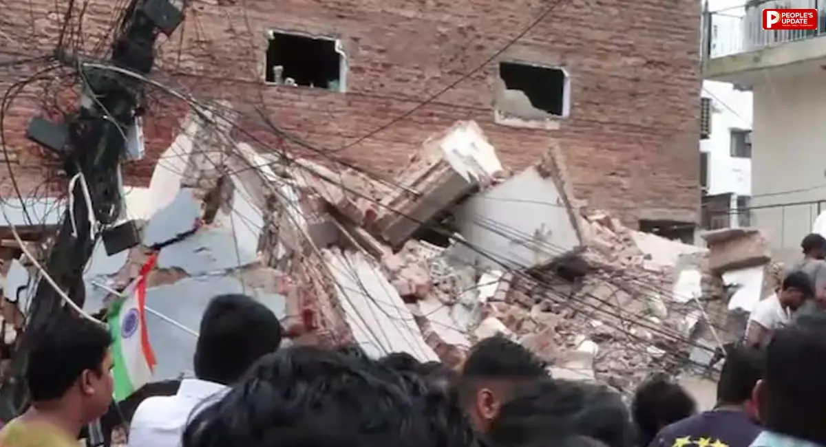 दिल्ली के सत्य निकेतन में 3 मंजिला इमारत भरभराकर गिरी, मलबे में लोगों के दबे होने की आशंका