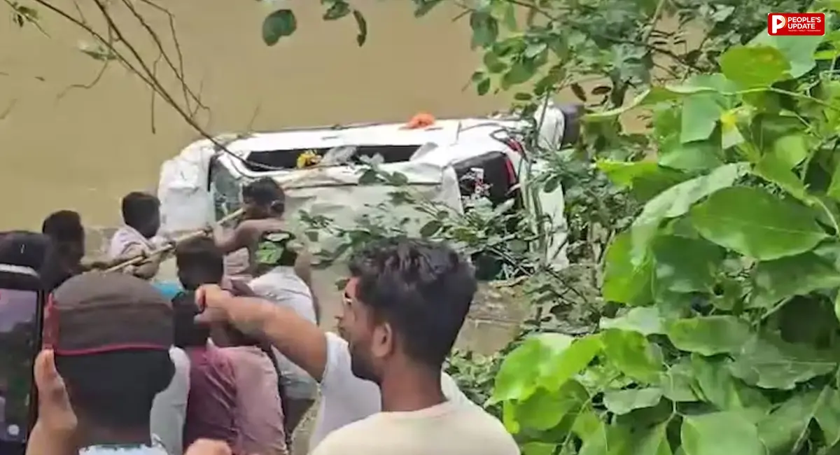MP में दर्दनाक हादसा, बरसाती नाले में बही श्रद्धालुओं की कार; 8 श्रद्धालुओं की मौत - Image
