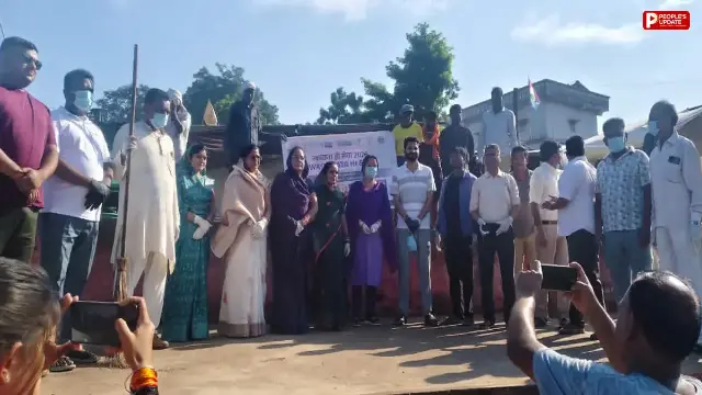पलकमती घाट की सफाई पर उठे सवाल, नागरिक बोले- पहले सफाई फिर फोटो के लिए झाड़ू?