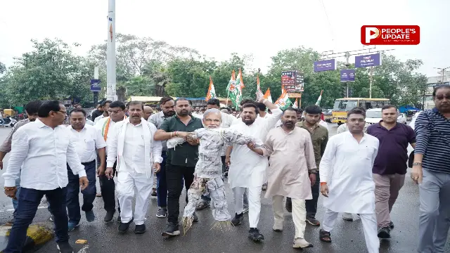 जांजगीर में कांग्रेस का उग्र प्रदर्शन, PM मोदी और शिक्षा मंत्री धर्मेंद्र प्रधान का किया पुतला दहन