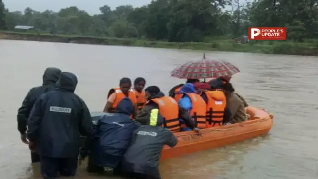 बीजापुर में बाढ़ के बीच देवदूत बनी नगरसेना, उफनते जलमार्ग से बीमार बच्ची और महिला को सुरक्षित पहुंचाया अस्पताल