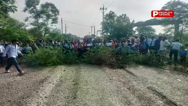 4 साल से टूटी सड़क पर फूटा गुस्सा: 6 घंटे चक्का जाम, ग्रामीणों के आंदोलन के बाद प्रशासन ने मानी मांगें