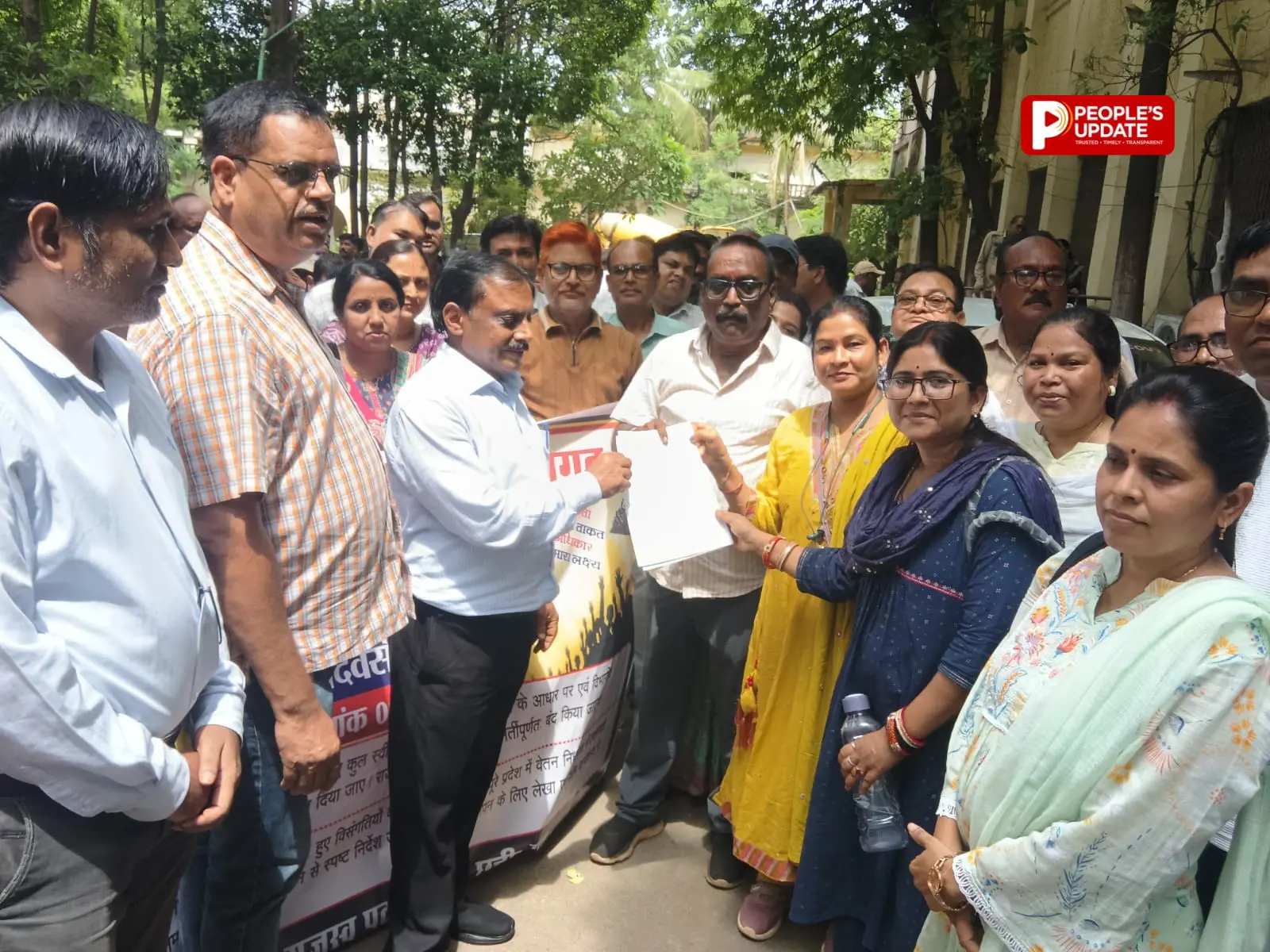 छत्तीसगढ़ में पटवारी हड़ताल खत्म: 13 साल से प्रमोशन नहीं, पदोन्नति और वेतन विसंगति दूर करने की मांग पर कलेक्टर को दी ज्ञापन
