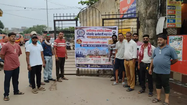 रायपुर नगर निगम में प्लेसमेंट कर्मचारियों की हड़ताल से काम ठप, जन्म-मृत्यु और मैरिज सर्टिफिकेट के लिए भटके सैकड़ों लोग