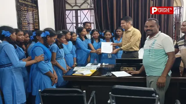 पामेड़ की बेटियों की दर्दनाक पढ़ाई,15-20 किमी पैदल स्कूल पहुंच रहीं छात्राएं, हॉस्टल की मांग लेकर कलेक्ट्रेट पहुंचीं