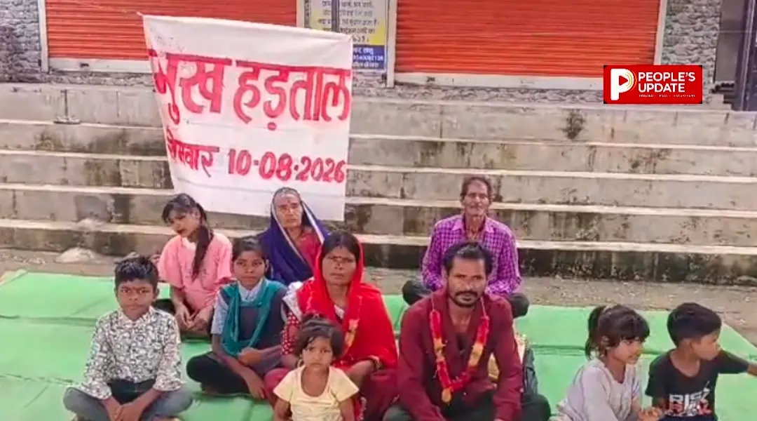 बच्चों का जन्म प्रमाण पत्र नहीं बना तो तहसील में भूख हड़ताल पर बैठा पूरा परिवार,3 साल से कट रहे दफ्तरों के चक्कर