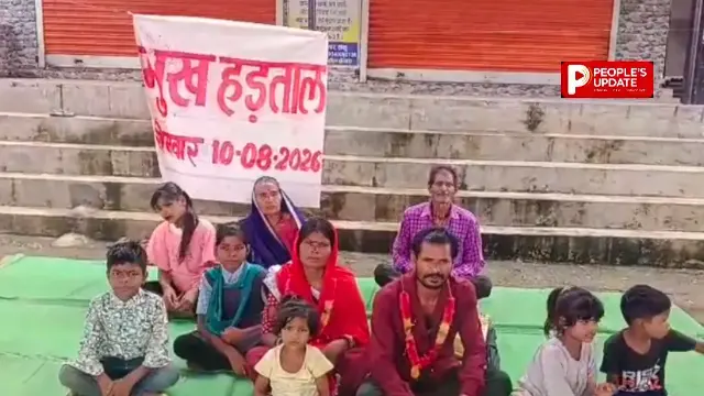 बच्चों का जन्म प्रमाण पत्र नहीं बना तो तहसील में भूख हड़ताल पर बैठा पूरा परिवार,3 साल से कट रहे दफ्तरों के चक्कर