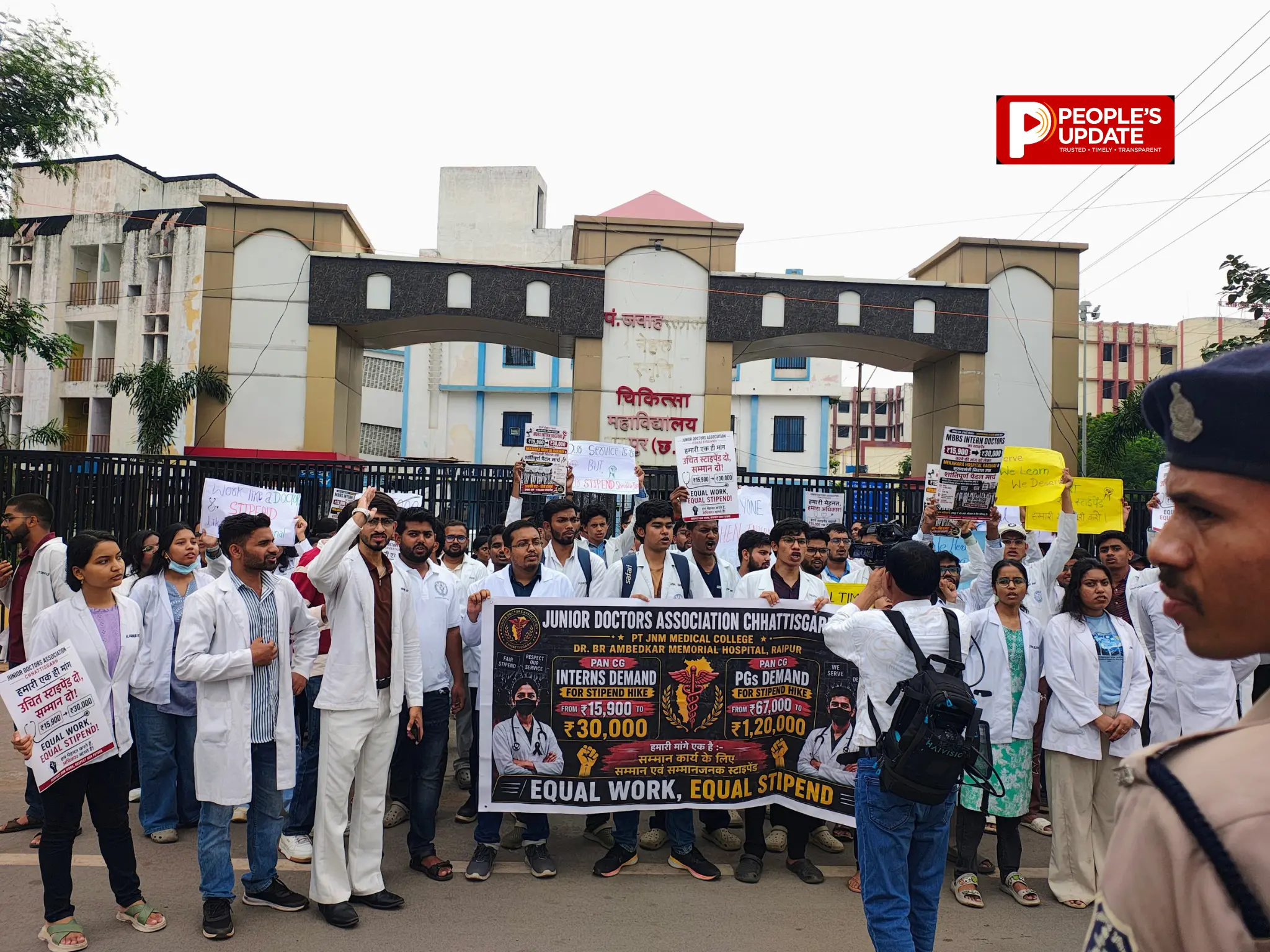 MBBS इंटर्न डॉक्टरों का पैदल मार्च, स्टाइपेंड बढ़ाने की मांग पर सड़क पर उतरे