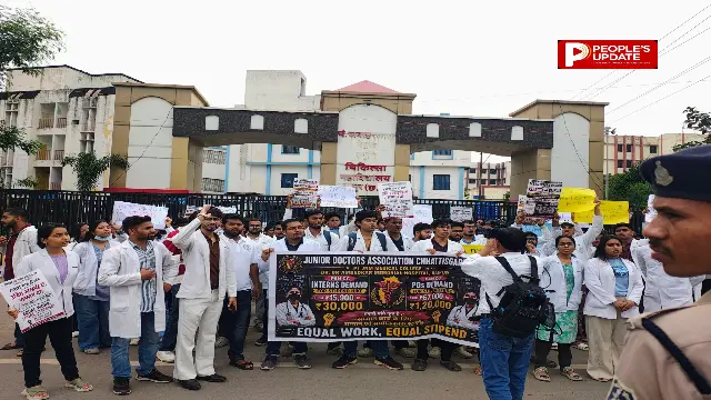 MBBS इंटर्न डॉक्टरों का पैदल मार्च, स्टाइपेंड बढ़ाने की मांग पर सड़क पर उतरे