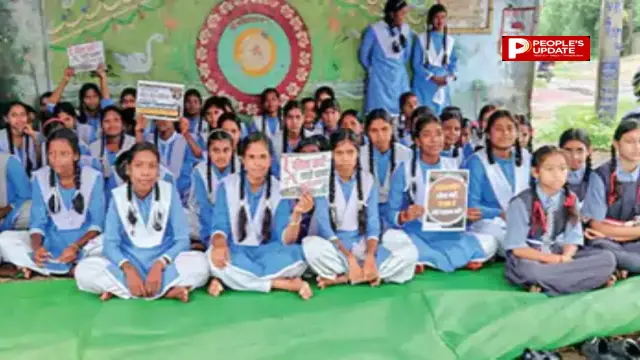 15 साल से जर्जर सड़क पर फूटा गुस्सा, पहले गड्ढों में नहाए युवा,अब बच्चों ने संभाला मोर्चा