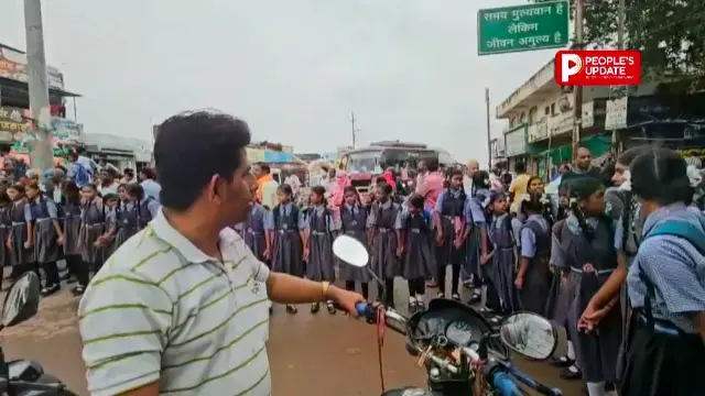 टॉयलेट नहीं मिला तो सड़क पर बैठे छात्र, शिक्षा मंत्री के गृह जिले में स्वामी आत्मानंद स्कूल की व्यवस्था पर उठे सवाल