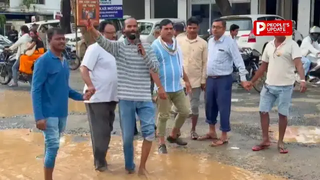 अंबिकापुर में सड़कों पर अनोखा प्रदर्शन, गड्ढों में थिरके प्रदर्शनकारी, ‘हाय रे सरगुजा’ गीत से शासन को जगाने की कोशिश