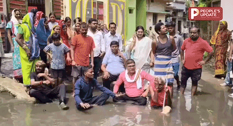 अकलतरा में नाली सफाई को लेकर फूटा जनता का गुस्सा,पार्षद पति ने गंदे पानी में बैठे किया चक्काजाम