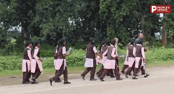 बदहाल शिक्षा व्यवस्था को लेकर स्कूली छात्राएं ने 30 KM पैदल चलकर पहुंची कलेक्ट्रेट, एक छात्रा बेहोश होकर गिरी,मचा हड़कप