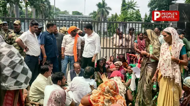 दीपका खदान विस्तार पर भड़का ग्रामीणों का गुस्सा, GM ऑफिस में जड़ा ताला,8 सरकारी भवन ढहाने से बढ़ा विवाद