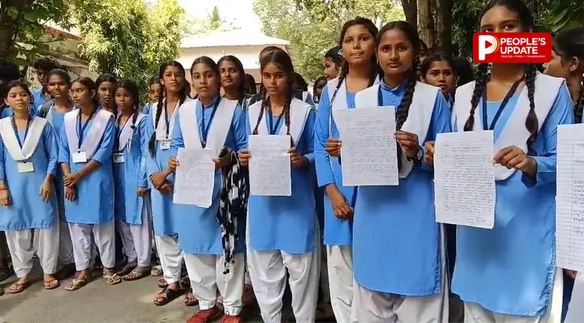 छात्रों ने शिक्षिका-प्राचार्य के खिलाफ खोला मोर्चा, अभद्र व्यवहार और प्रताड़ना के आरोप,कलेक्टर-डीईओ से शिकायत