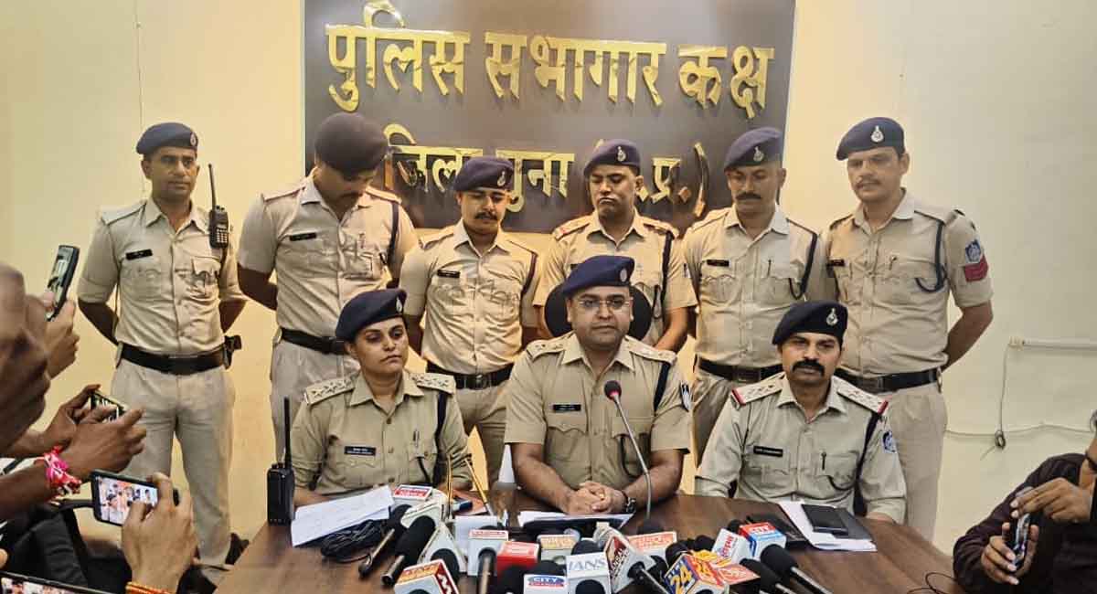 गुना में ATM काटकर लाखों उड़ाने वाले गैंग का पर्दाफाश, दो गिरफ्तार, एक फरार; 8 लाख चुराए और जले नोटों को नदी में फेंक दिया था