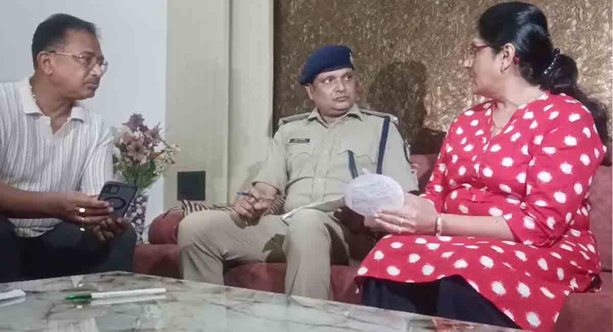 इंदौर में महिला ‘डिजिटल अरेस्ट’ का शिकार होते-होते बची, ठगों ने पुलिस बनकर दी धमकी, क्राइम ब्रांच ने घर पहुंचकर बचाया