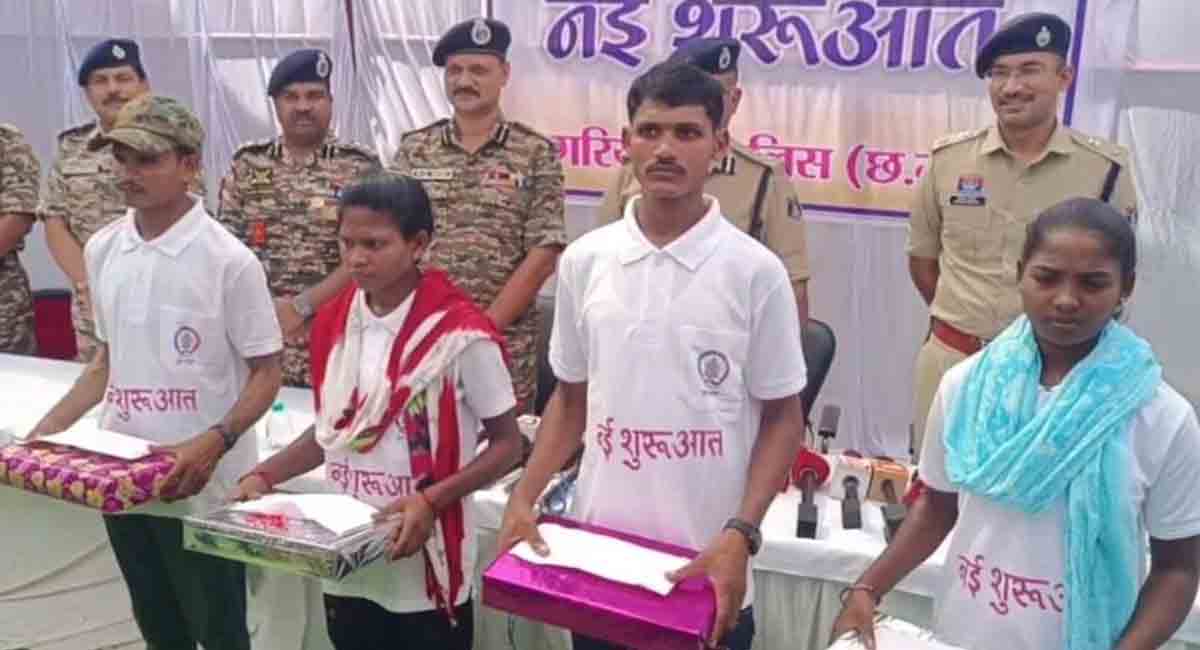 गरियाबंद में बड़ी सफलता : 4 इनामी नक्सलियों ने किया सरेंडर, भारी मात्रा में हथियार और नकदी बरामद
