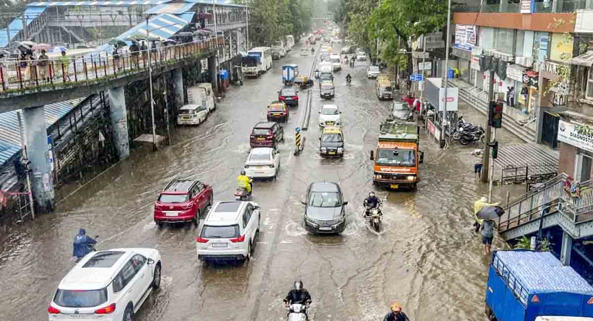 मुंबई में भारी बारिश से जनजीवन अस्त-व्यस्त, रेड अलर्ट जारी, स्कूल-कॉलेज में छुट्टी, सड़कों पर लंबा जाम, हेल्पलाइन नंबर जारी