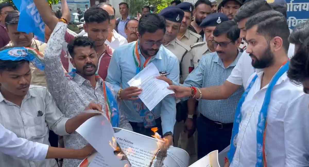 भोपाल में NSUI का डीईओ कार्यालय के बाहर जोरदार विरोध-प्रदर्शन, NCERT मॉड्यूल की जलाईं प्रतियां, आंदोलन की दी चेतावनी