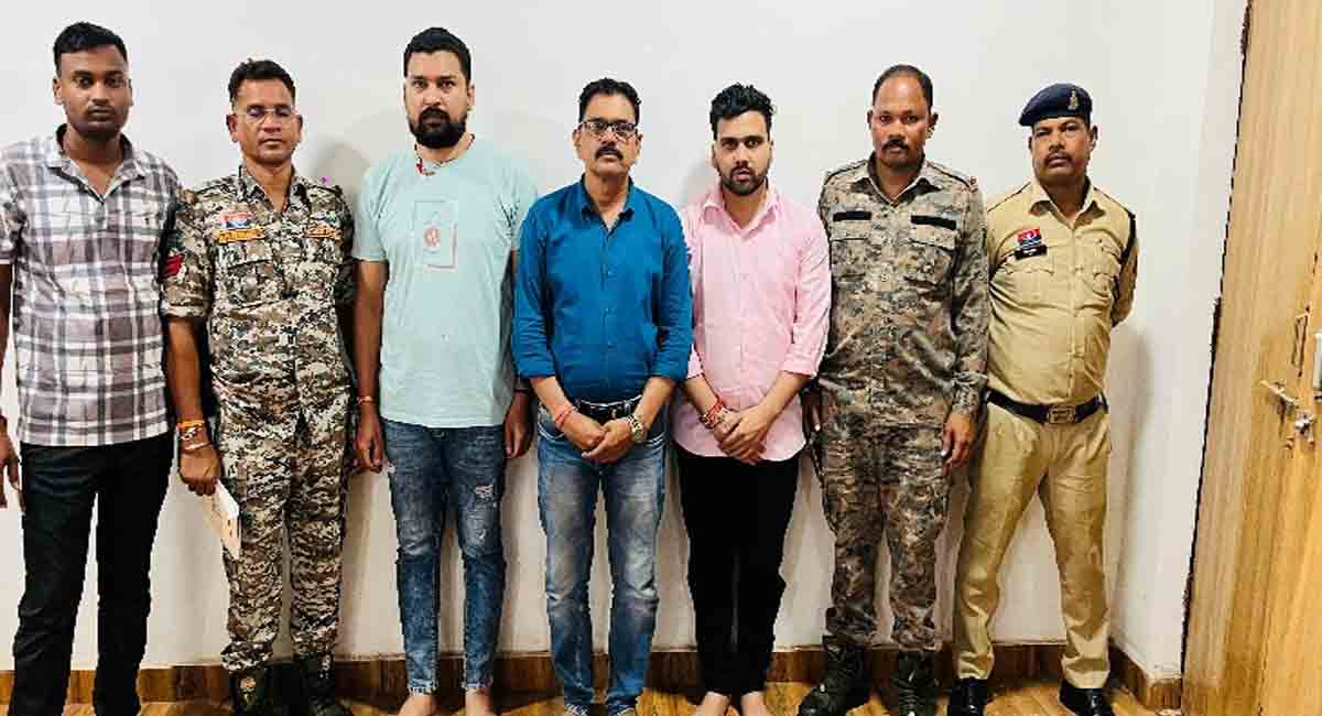 शेयर मार्केट में निवेश के नाम पर 50 करोड़ की ठगी, कवर्धा पुलिस ने बाप-बेटे समेत 3 आरोपियों को किया गिरफ्तार