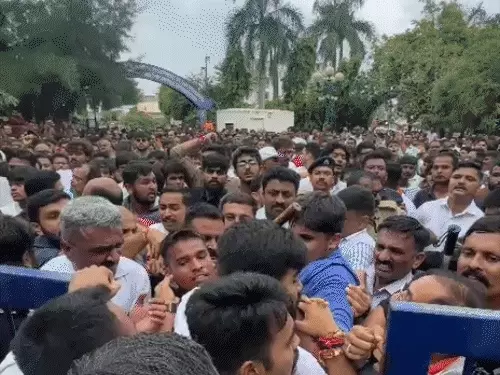 अहमदाबाद में 8वीं के स्टूडेंट ने की 10वीं के छात्र की हत्या, गुस्साई भीड़ ने स्कूल में की तोड़फोड़ और स्टाफ को पीटा