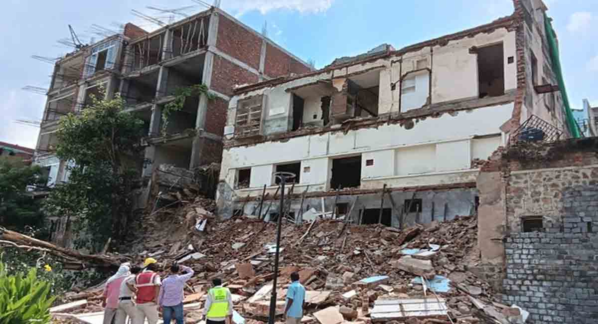 दिल्ली के दरियागंज में तीन मंजिला इमारत ढही, तीन लोगों की मौत, रेस्क्यू ऑपरेशन जारी