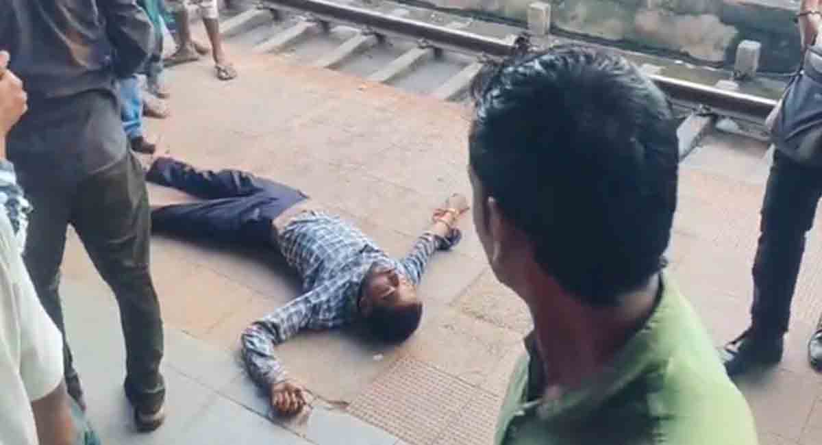 सतना स्टेशन पर बड़ा हादसा टला, ट्रेन के आगे कूदे युवक को बचाया, ट्रेन रोककर इंजन के नीचे से निकाला