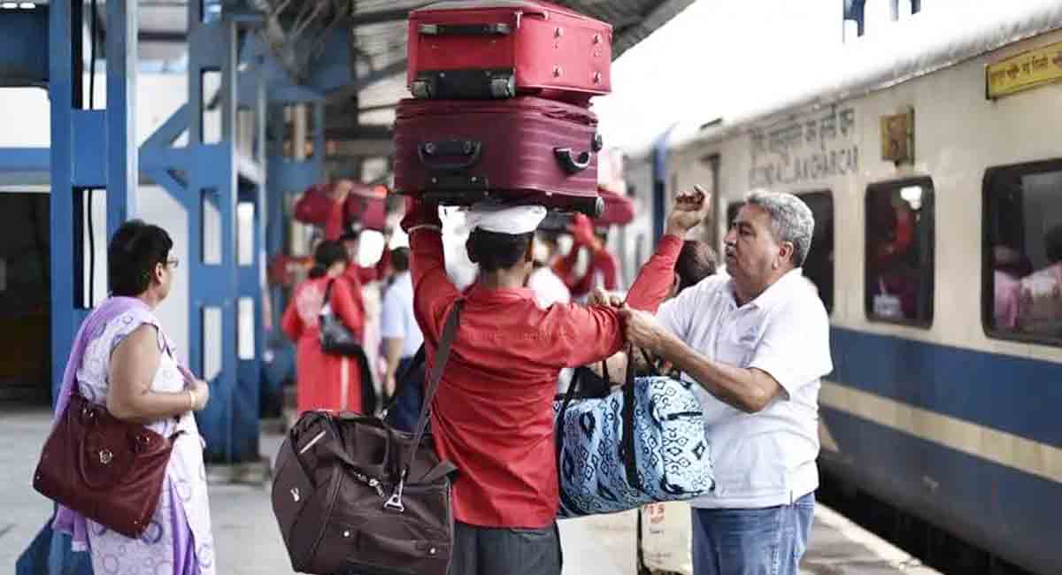 रेलवे में एक्स्ट्रा लगेज पर नहीं लगेगा हवाई यात्रा जैसा किराया, केंद्रीय मंत्री अश्विनी वैष्णव ने किया साफ