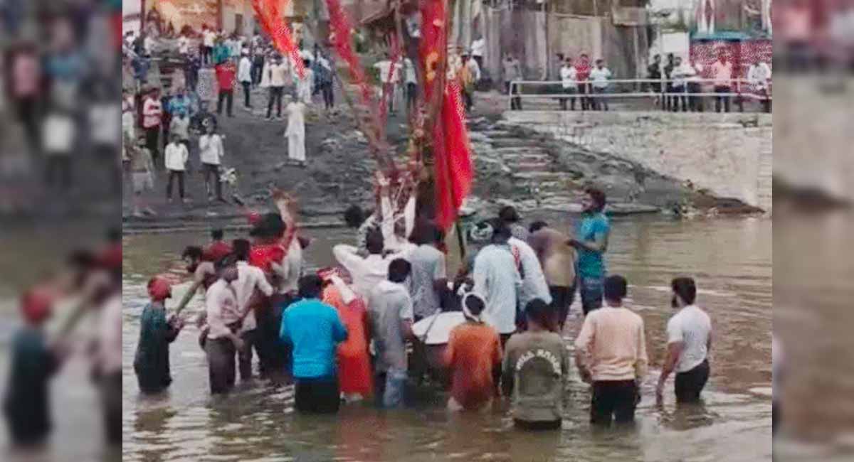 छिंदवाड़ा के पांढुर्णा में गोटमार मेला, 12 बजे तक पत्थरबाजी में 42 लोग घायल, जाम नदी के दोनों किनारों से बरसे पत्थर