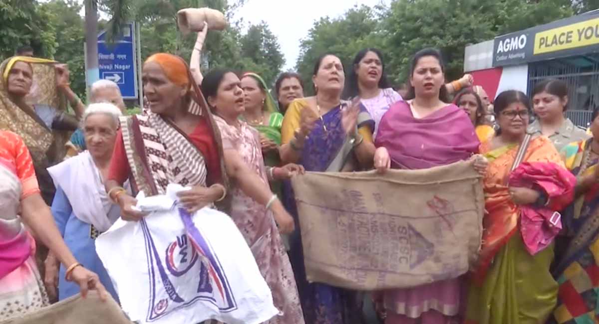 भोपाल में कांग्रेस नेता के बयान पर बवाल, बीजेपी महिला मोर्चा का पीसीसी के सामने प्रदर्शन, बोरे लेकर सड़क पर उतरी महिलाएं