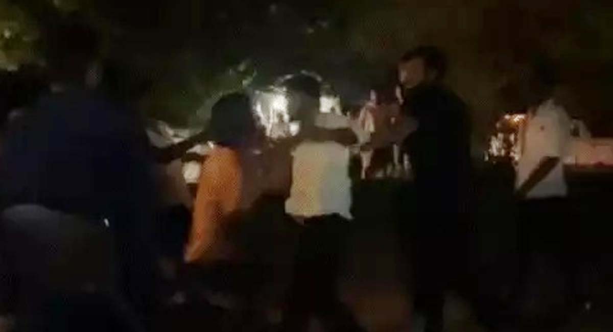 रायपुर-कोरबा में सरेआम गुंडागर्दी, 10-15 लड़कों ने युवक को लात-घूंसों से पीटा, महिला ने की मनचले की चप्पलों से पिटाई