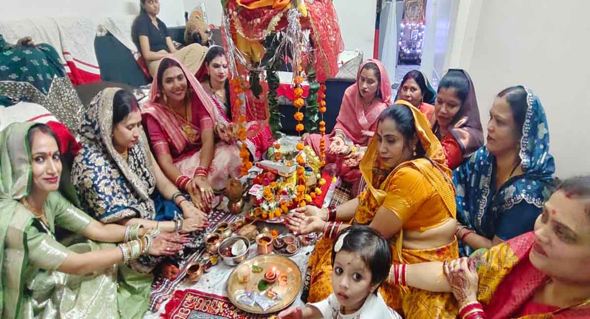 घर पर आकर्षक साज-सज्जा के साथ महिलाओं ने किया हरतालिका व्रत, 16 श्रृंगार में आई नजर