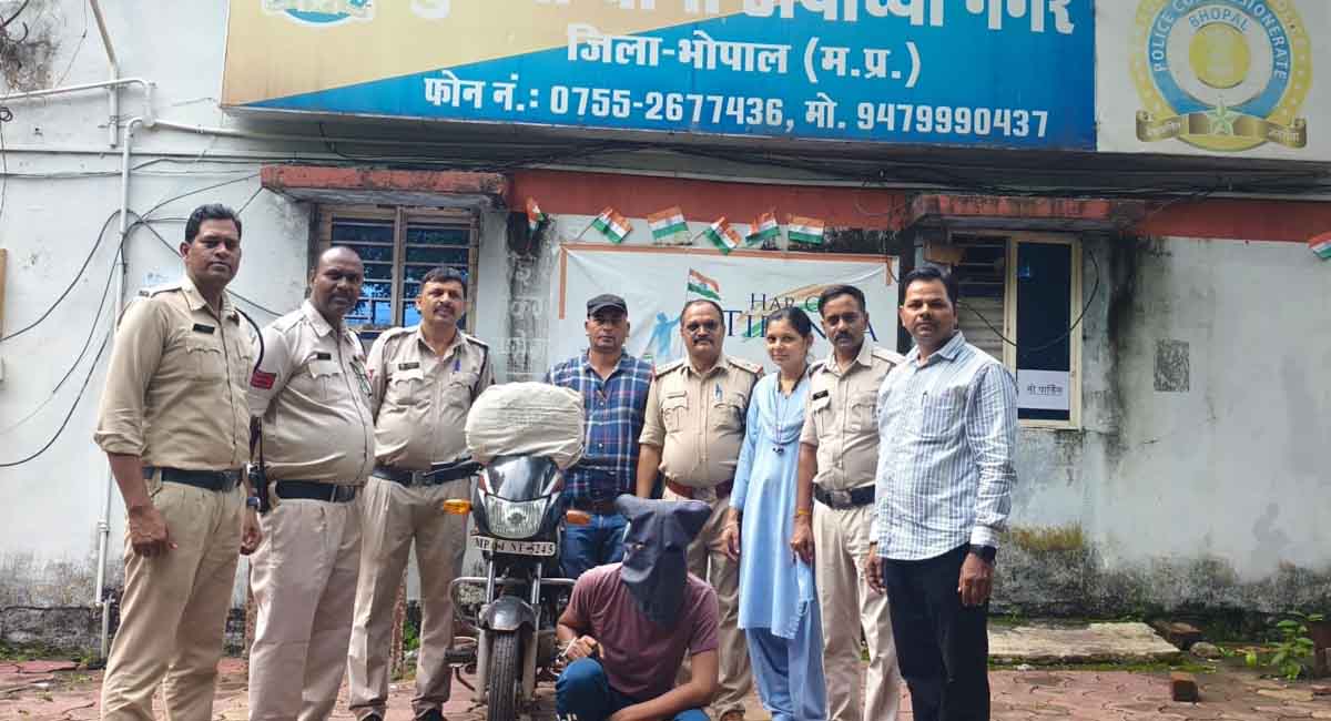 ब्लिंकिट डिलीवरी एजेंट के भेष में करता था गांजा तस्करी, 5 किलो गांजा सहित गिरफ्तार
