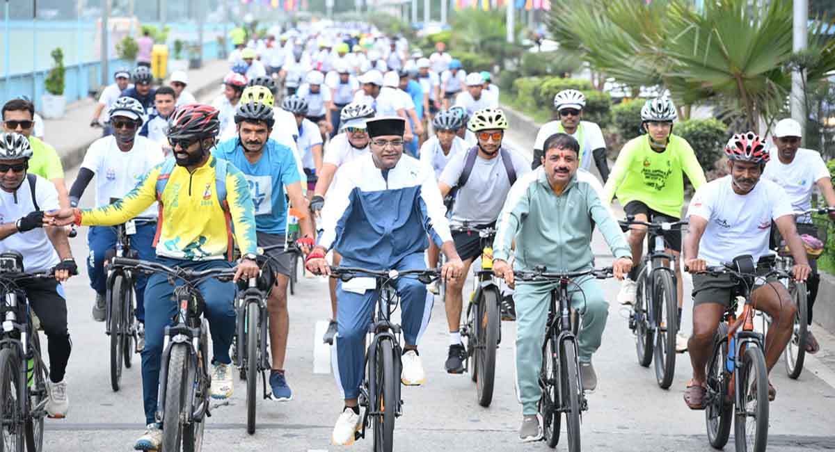 राष्ट्रीय खेल दिवस पर निकली फिट इंडिया साइकिल रैली, मंत्री विश्वास सारंग और सांसद आलोक शर्मा हुए शामिल