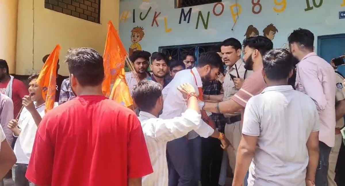 गुना में छात्र से मारपीट के मामले में स्कूल प्राचार्य पर FIR दर्ज, घटना के बाद विद्यार्थी परिषद ने किया था जमकर विरोध-प्रदर्शन