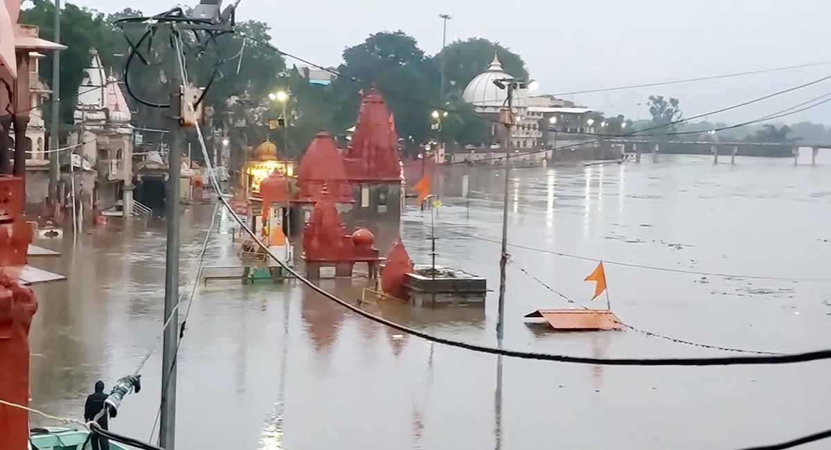 उज्जैन में मूसलाधार बारिश से शिप्रा उफान पर, घाटों के मंदिर जलमग्न, कई इलाकों में भरा पानी