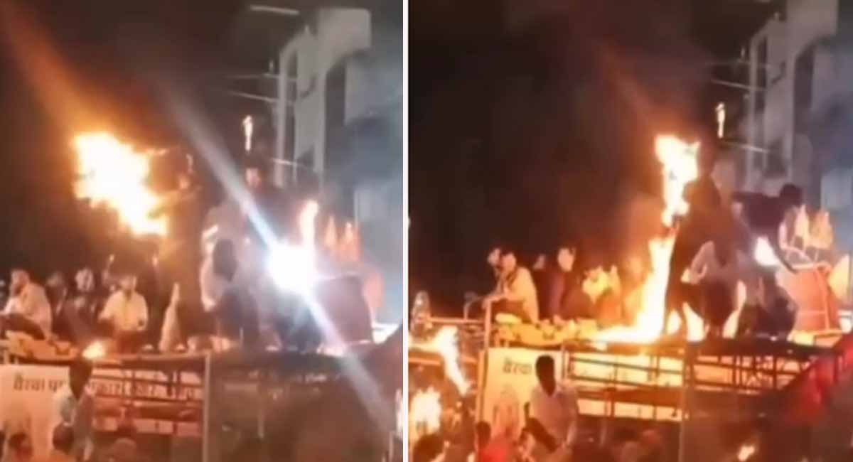उज्जैन में डोल ग्यारस के जुलूस में करतब दिखा रहे 2 युवक झुलसे, मुंह में पेट्रोल डालकर लगाई आग, सामने आया VIDEO
