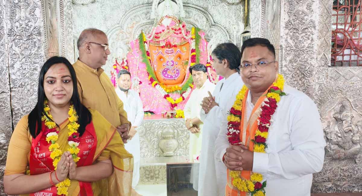 एक ही जिले में आयुक्त से कलेक्टर... शिवम वर्मा ने संभाली इंदौर कलेक्टर की कमान, इंदौर के साथ किए खजराना गणेश के दर्शन