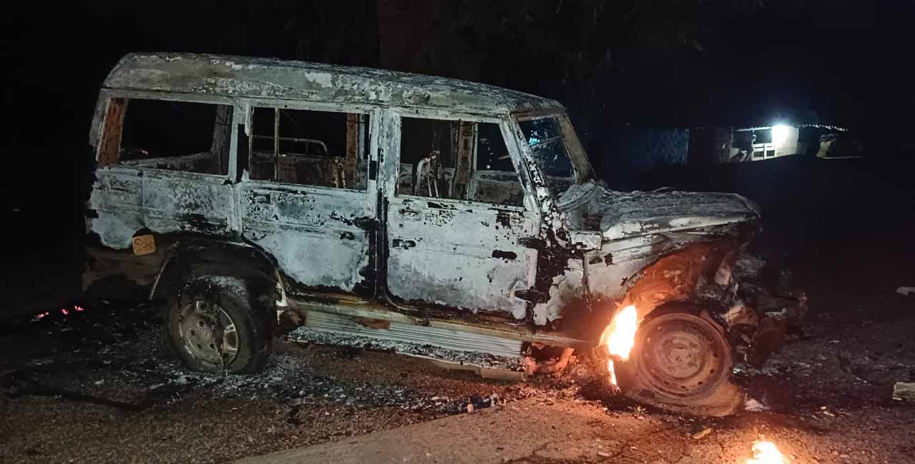 बस्तर में बोलेरो और कार की टक्कर, 2 युवक जिंदा जले, 3 रेफर; दोनों वाहन जलकर खाक