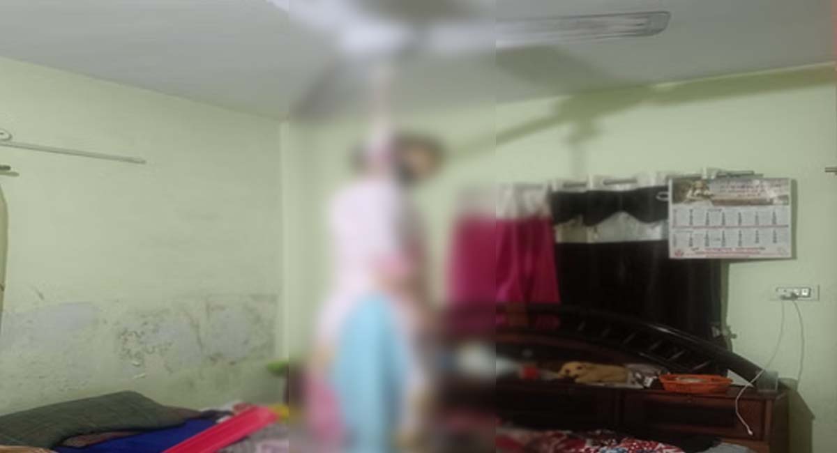 बलरामपुर में आरक्षक की पत्नी ने फांसी लगाकर की आत्महत्या, बीमारी से चल रही थी परेशान