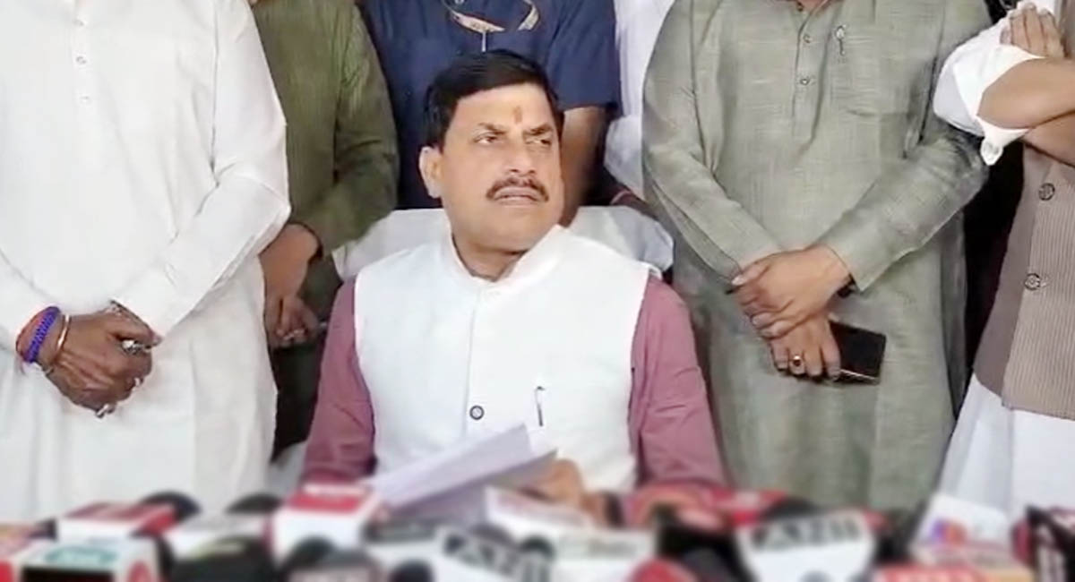 इंदौर में ट्रक हादसे पर CM डॉ. मोहन यादव का सख्त रुख, पुलिस उपायुक्त को हटाया, लापरवाही बरतने वाले पुलिसकर्मियों पर भी एक्शन